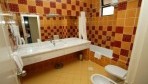 Days Inn 04-szoba5fürdő1.jpg